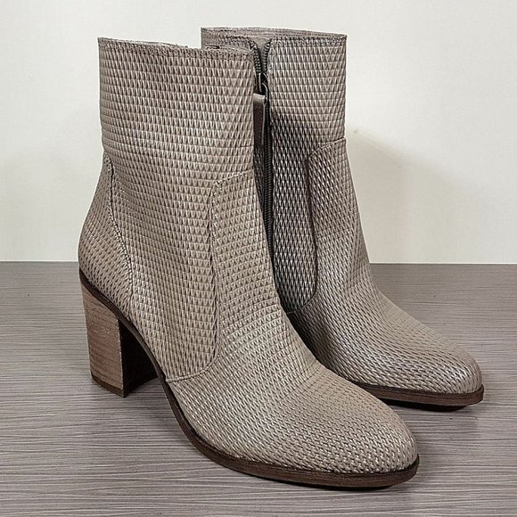 Hinge Daphne Bootie, Light Grey Leather, Womens Size 8 & 9 - Picture 3 of 9
